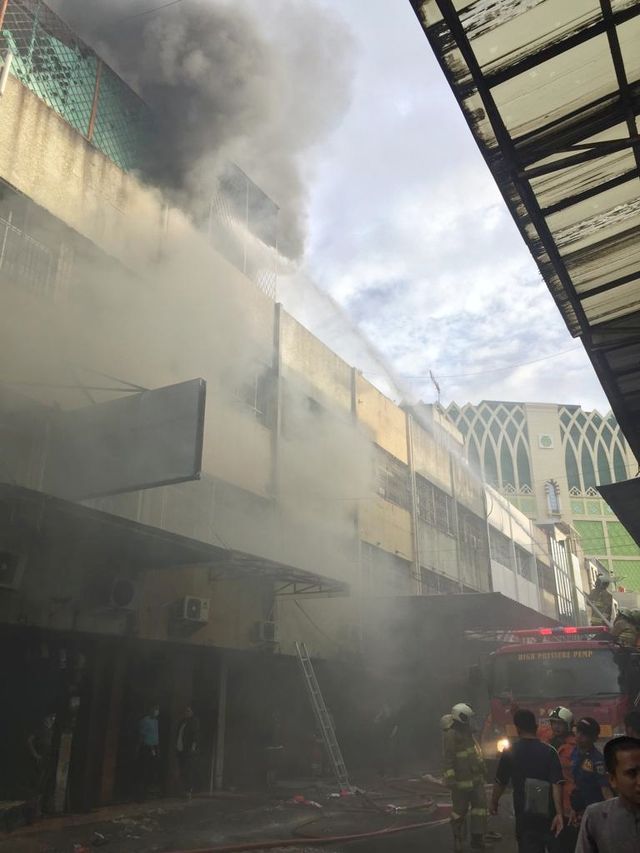 Kebakaran Landa Ruko  Dekat Pasar Tanah  Abang  kumparan com