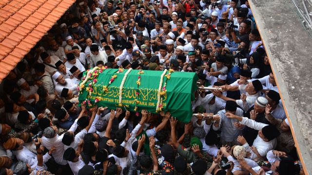 pemakaman Gus Sholah