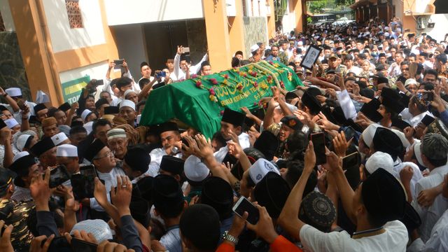 pemakaman Gus Sholah