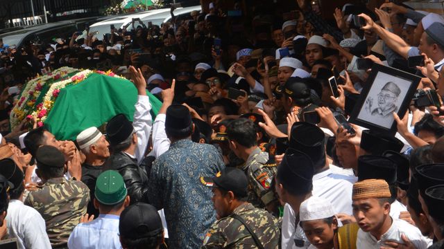 pemakaman Gus Sholah