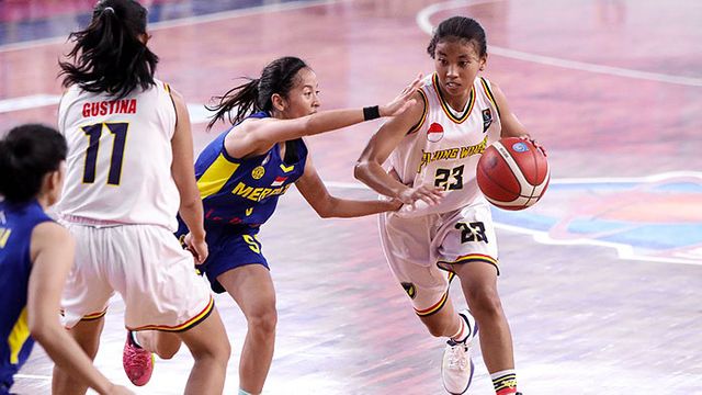 Pemain Flying Wheel Makassar mencoba melewati hadangan pemain Merpati Bali dalam laga pembuka kompetisi bola basket putri Srikandi Cup 2020 di GOR GMC Cirebon, Senin (3/2/2020). (Istimewa)