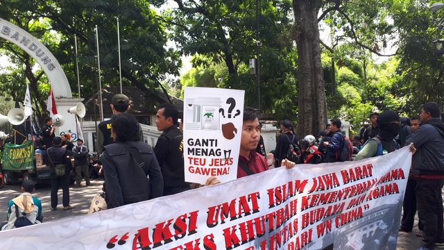 Forum Organisasi Masyarakat Islam (Formasi) Jawa Barat menggelar aksi menolak Parade Lintas Budaya dan Agama yang akan diselenggarakan oleh Pemkot Bandung