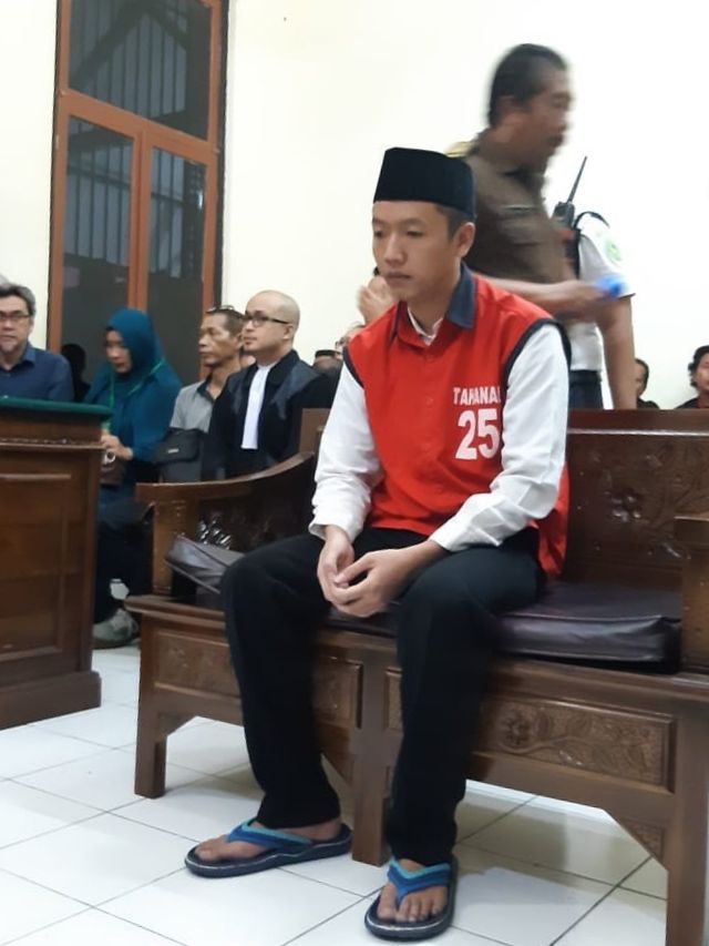 Terdakwa penyebar ujaran kebencian melalui akun YouTube Andria Adiansah menjalani sidang vonis di Pengadilan Negeri (PN) Surabaya, Senin (3/2). Foto: Yuana Fatwalloh/kumparan