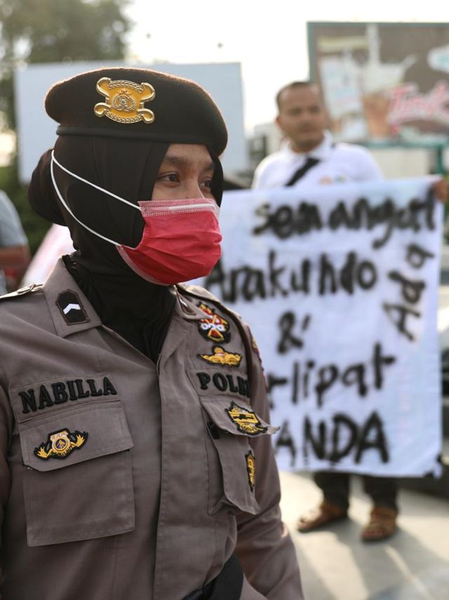 Polisi berjaga di lokasi aksi, Simpang Lima, Banda Aceh. Foto: Suparta/acehkini