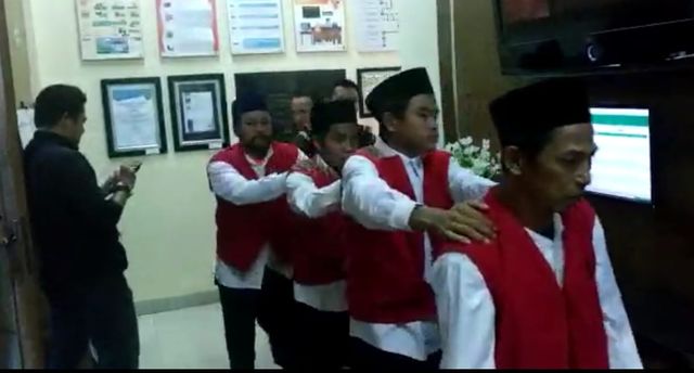 Keempat terdakwa saat dibawa menuju ruang sidang di Pengadilan Negeri Tanjungkarang Kelas IA Bandar Lampung, Senin (3/2) | Foto: Obbie Fernando/Lampung Geh