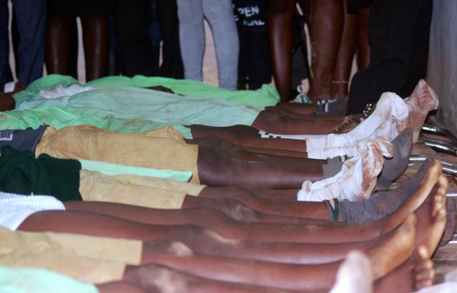 Mayat murid-murid yang tewas dalam penyerbuan SD Kakamega, Kenya. Foto: REUTERS/James Keyi