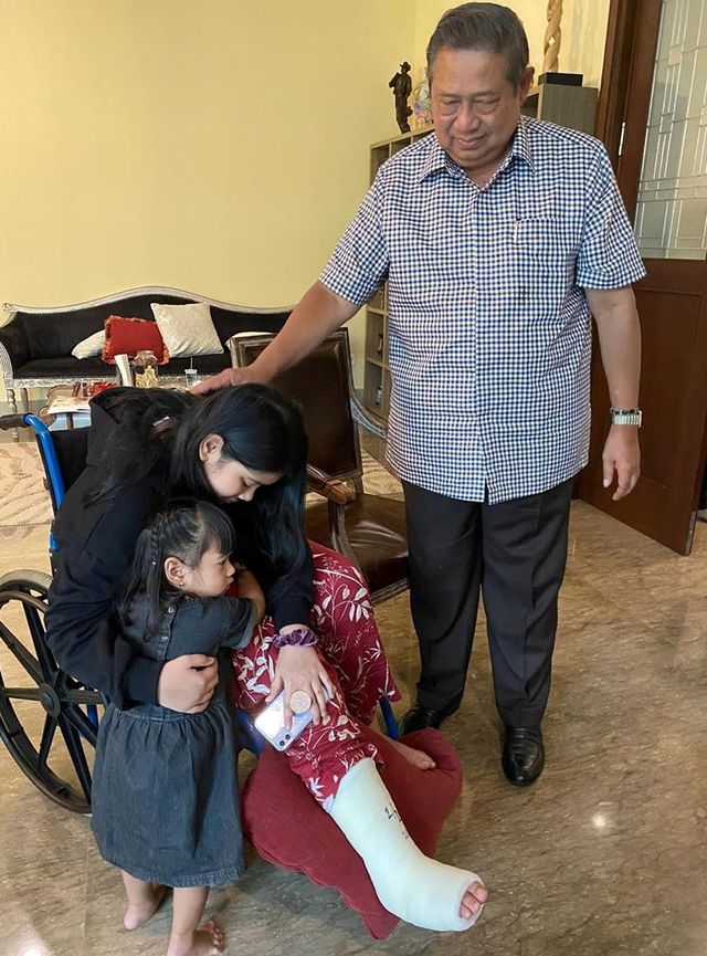 Anak AHY, Almira Tunggadewi Yudhoyono (tengah) mengalami fraktur di kaki kanannya. Foto: Instagram/@ruby_26