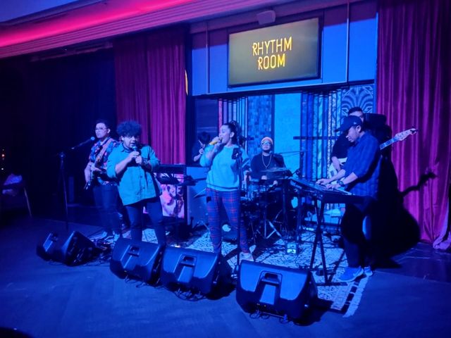 Lantunan lagu dari band menghibur seluruh pengunjung di acara launching Rhythym Room Goodrich Suites, Foto: Helinsa Rasputri/kumparan