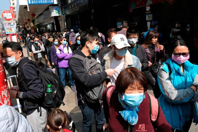 Antrean warga Hong Kong membeli masker