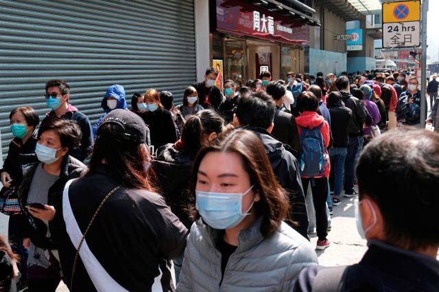 Kerumunan warga Hong Kong saat antre untuk membeli masker. Foto: REUTERS/Tyrone Siu
