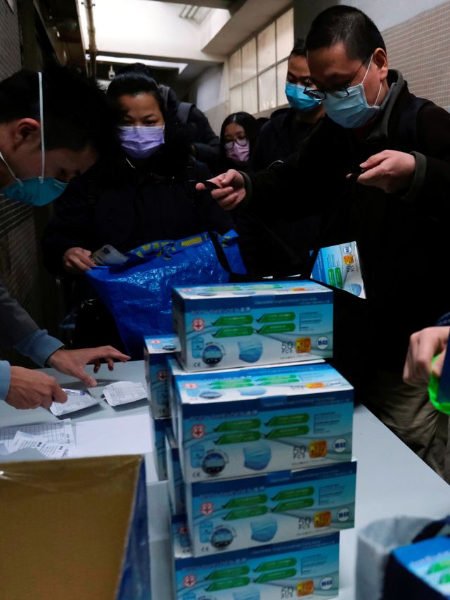 Masyarakat saat membeli kotak masker di Hong Kong. Foto: REUTERS/Tyrone Siu