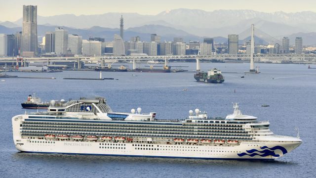 Foto udara kapal pesiar Diamond Princess yang dikarantina di pelabuhan Yokohama, Jepang, Selasa (4/2).  Foto:  Kyodo / via REUTERS