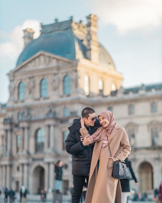 Zaskia Sungkar dan Irwansayah menghabiskan liburan di Prancis, setelah pulang umrah. Foto: Instagram @zaskiasungkar15