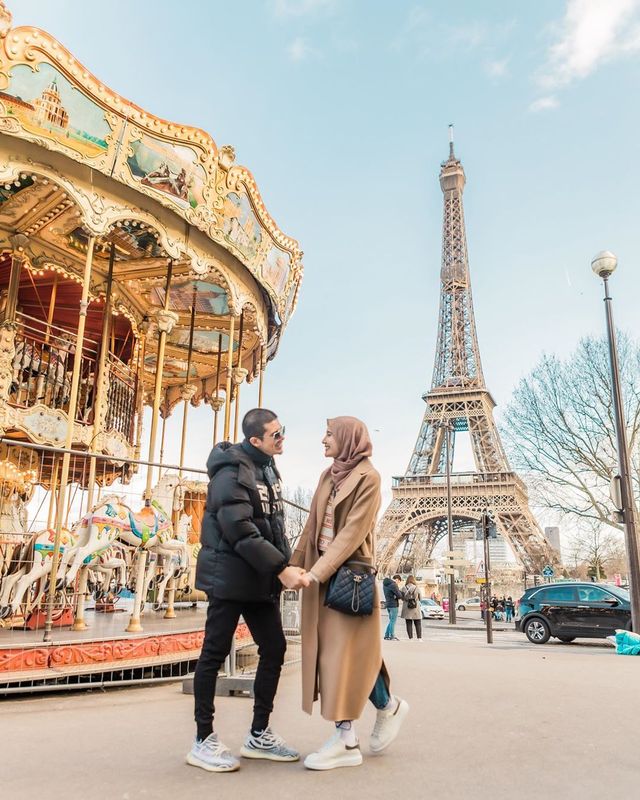 Pose mesra Zaskia Sungkar dan Irwansyah dengan latar belakang Menara Eiffel yang indah. Foto: Instagram @irwansyah_15