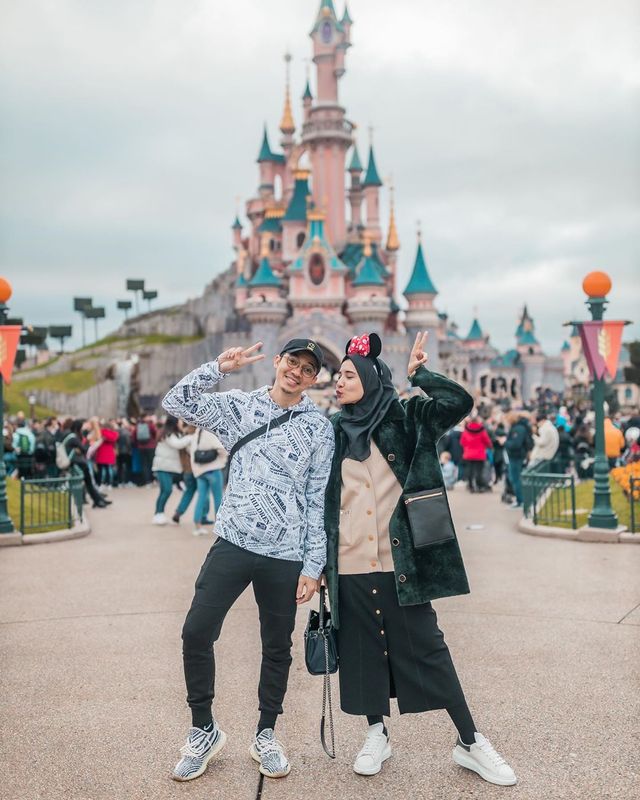 Zaskia dan Irwansyah menikmati waktu liburan di Disneyland, Paris. Foto: Instagram @zaskiasungkar15