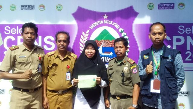 Riza Aulia (30), (tengah), saat pose bersama dengan Panselnas usai mengikuti TES CPNS di Buton Utara, Sultra, Foto: Shun Waode/kendarinesia.