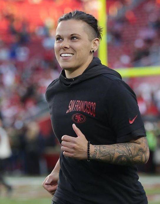 Katie Sowers, pelatih serangan di San Francisco 49ers. Foto: Instagram/katesowers5