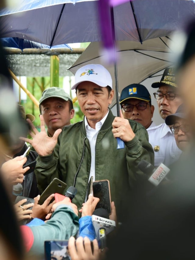 Presiden Joko Widodo usai meninjau lokasi Kebun Bibit Desa Pasir Madang, Sukajaya, Kabupaten Bogor, Senin (3/2). Foto: Dok.  BPMI Setpres/Muchlis Jr