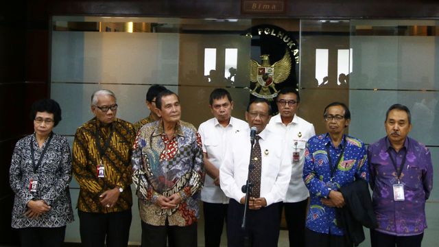 Menko Polhukam Mahfud MD (kedua kanan) bersama Dewan Pengawas KPK memberikan keterangan pers usai mengadakan pertemuan di Jakarta, Selasa (4/2/2020). Foto: ANTARA FOTO/Rivan Awal Lingga