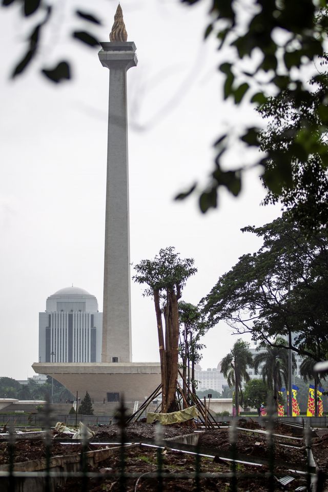 Suasana penanaman pohon di lokasi revitalisasi Plaza Selatan Monumen Nasional (Monas), Jakarta, Selasa (4/2). Foto: ANTARA FOTO/Dhemas Reviyanto
