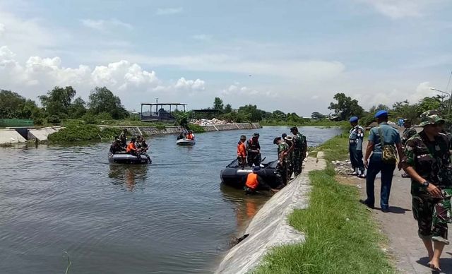 Evakuasi Pesawat Latih TNI AL di Sidoarjo Libatkan Perahu Nelayan