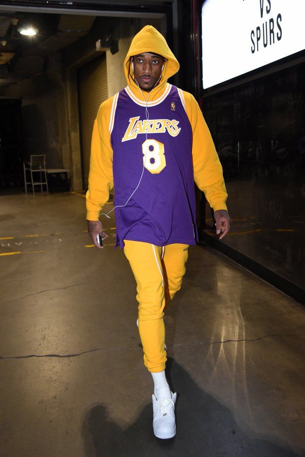 DeMar DeRozan mengenakan kostum Kobe Bryant di Staples Center. Foto: Twitter/NBA on TNT