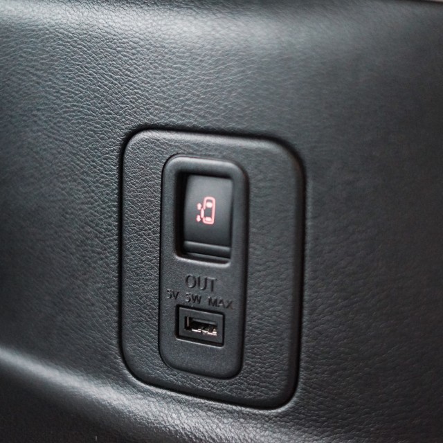 Demam Pasang Slot USB Fast Charging di Kabin Mobil, Berapa Ongkosnya? (81209)