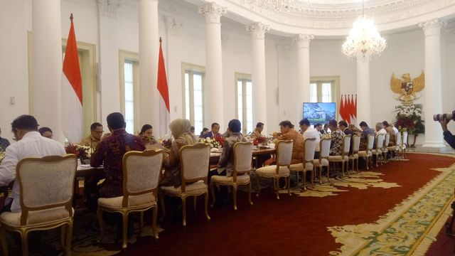 Presiden Jokowi menggelar rapat terbatas membahas kesiapan dampak virus corona bersama sejumlah menteri kabinet di Istana Bogor. Foto: Fahrian Saleh/kumparan