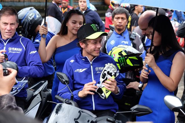 Valentino Rossi dan Maverick Vinales sapa penggemar dan komunitas Yamaha di Tangerang. Foto: Bangkit Jaya Putra
