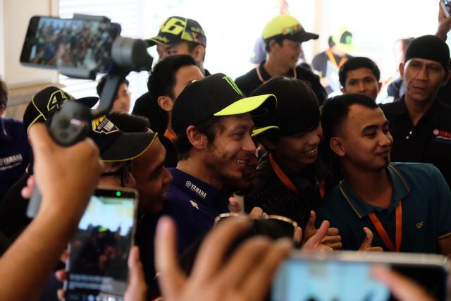 renungan singkat kejadian 11 1 9 Foto Valentino Rossi dan Maverick Vinales Sapa Penggemar 