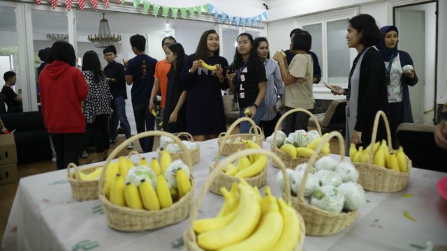 Suasana di acara Sekantor Makan Buah di kumparan. Foto: Faisal Rahman/kumparan