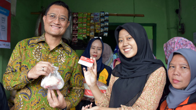 Mensos Juliari Batubara (kiri) meninjau pelaksanaan e-Warong sebagai tempat pengambilan kartu sembako di Bogor. Foto: ANTARA/Humas Kemensos