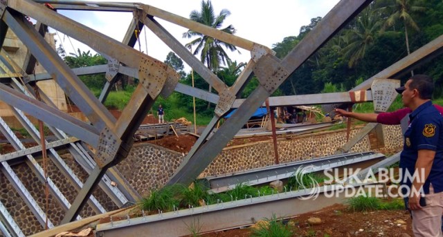 Jembatan Cibalagung di Pasirgede Raya, Tangkil, Kecamatan Cianjur, Kabupaten Cianjut ambruk pada Senin (3/2/2020). | Sumber Foto:Istimewa