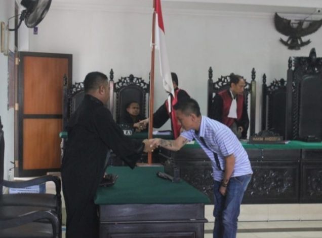 Terdakwa Erwan Bitin, selaku kontraktor pelaksana usai mendengar putusan majelis hakim. Foto: Ola Keda. 