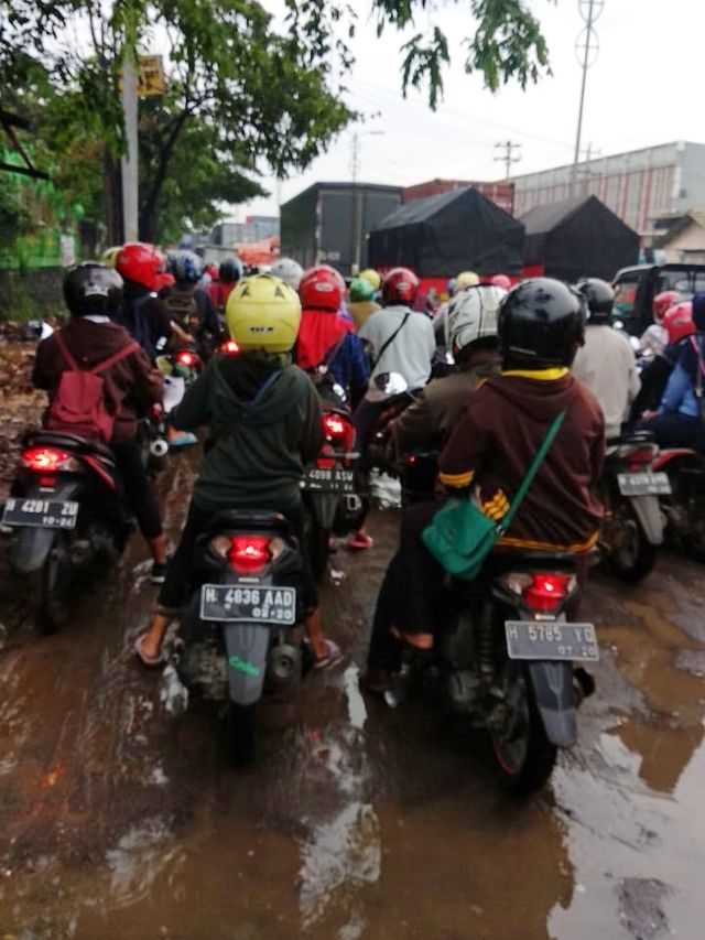 Lalu lintas Jalan Pantura di Mangkang, Semarang, macet akibat banjir. Foto: Dok. Istimewa