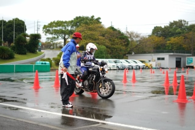 Ban motor diuji di jalan basah. (Ilustrasi Foto : Ist)