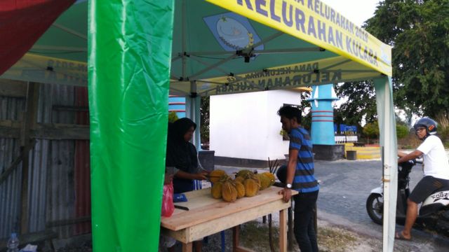 Jajanan durian di depan pintu masuk wisata batu angus. Foto: Rajif Duchlun/cermat