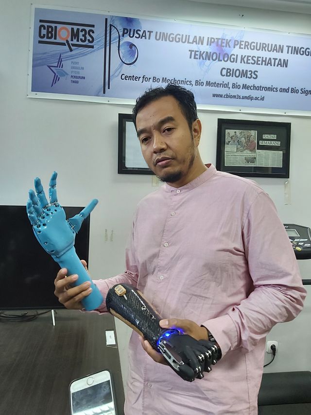 Ketua PUI PT Teknologi Kesehatan CBIOM3S Rifky Ismaim menjelaskan robot Bionic Hand 2020.
 Foto:  Afiati Tsalitsati/kumparan 