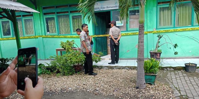 Ruangan sekolah dasar di Desa Pangongsean, Kecamatan Torjun, yang dibobol maling dipasang garis polisi untuk penyelidikan, Selasa (4/2/2020). (Ryan/MM). 