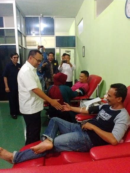 Sekjen PMI Sudirman Said (kedua kiri) menyapa para pendonor darah di PMI Kota Cirebon, Selasa (4/2). Foto: Dok. Istimewa