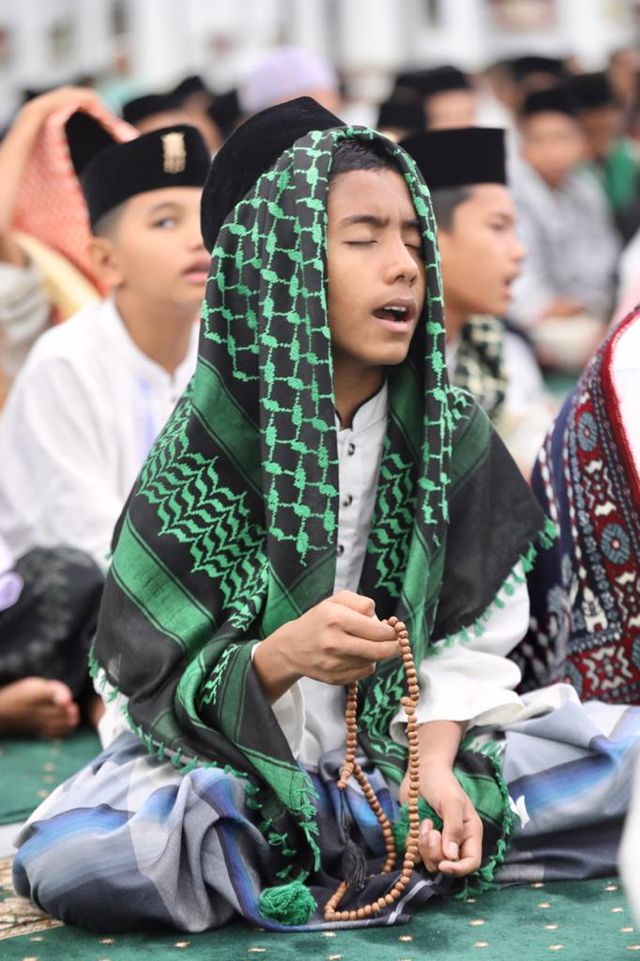 Santri berdoa untuk mengusir Virus Corona di Masjid Raya Baiturrahman, Banda Aceh. Foto: Suparta/acehkini