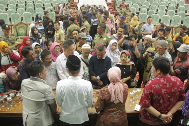 Nasabah BKK Pringsurat Temanggung menagih janji pencairan uang, Selasa (4/2/2020) Foto: ari.