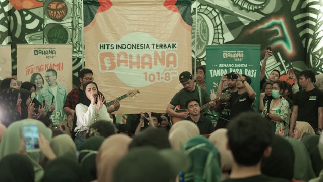 Penampilan band "Dengarkan Dia" saat acara Bahana On MRT Stage di Stasiun MRT Dukuh Atas BNI Jakarta. Foto: Dok. Bahana FM