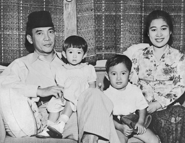 Presiden Pertama Indonesia Sukarno bersama istrinya Fatmawati (kanan), putra mereka Guntur (kedua dari kanan) dan putrinya Megawati (kedua dari kiri). Foto: AFP