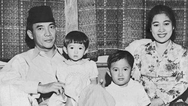 Presiden Pertama Indonesia Sukarno bersama istrinya Fatmawati (kanan), putra mereka Guntur (kedua dari kanan) dan putrinya Megawati (kedua dari kiri). Foto: AFP