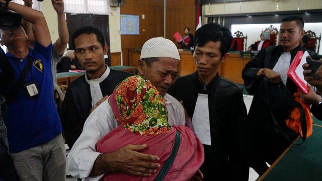 KAKEK Syafruddin memeluk istrinya disaksikan pengacara dari LBH/YLBHI Pekanbaru usai divonis bebas oleh Majelis Hakim dari dakwaan 4 tahun penjara dan dendan Rp 4 miliar, Selasa, 4 Februari 2020. (Foto: Istimewa)