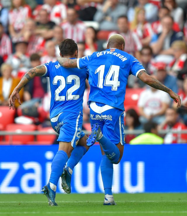 Dua pemain Getafe, Damian Suarez dan Deyverson, merayakan gol ke gawang Athletic Club de Bilbao. Foto: AFP/Ander Gillenea