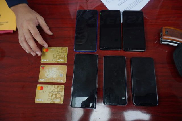 Barang bukti enam buah telepon genggam dan tiga kartu ATM tersangka pembobol rekening Ilham Bintang di Polda Metro Jaya, Rabu (5/2). Foto: Fanny Kusumawardhani/kumparan