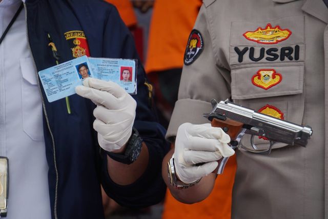 Polisi menujukkan barang bukti. Foto: Fanny Kusumawardhani/kumparan