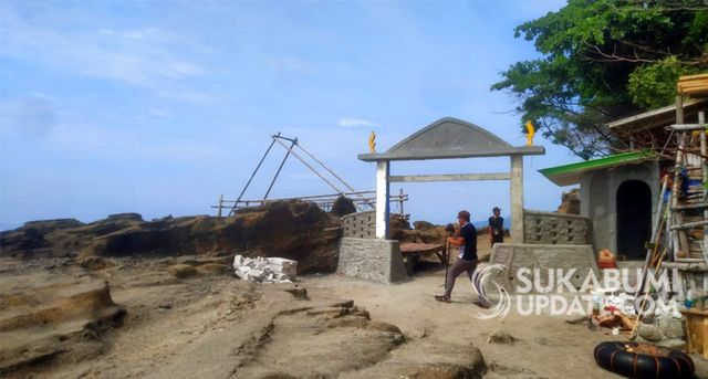 Gapura dibangun di atas karang kawasan Objek wisata Pantai Karanghawu, Desa Cisolok, Kecamatan Cisolok, Kabupaten Sukabumi, Rabu (5/2/2020). | Sumber Foto:Nandi
